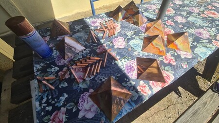 pr&eacute;sentation chapeau pyramide cuivre kh&eacute;ops