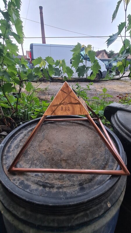pyramide cuivre format kh&eacute;ops avec sont chapeau cuivre massif