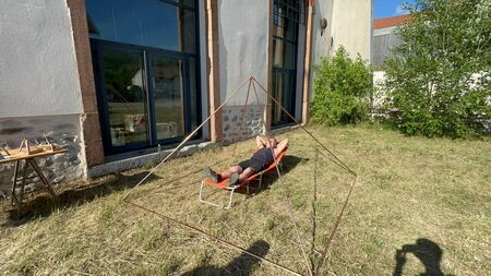 aladdin entrain de profitez du beau soleil sous la pyramide en cuivre kh&eacute;ops